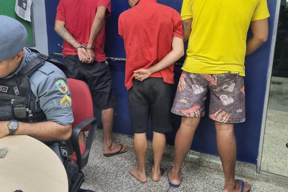 Assaltantes rendem motorista de app em emboscada e cometem assaltos em Manaus