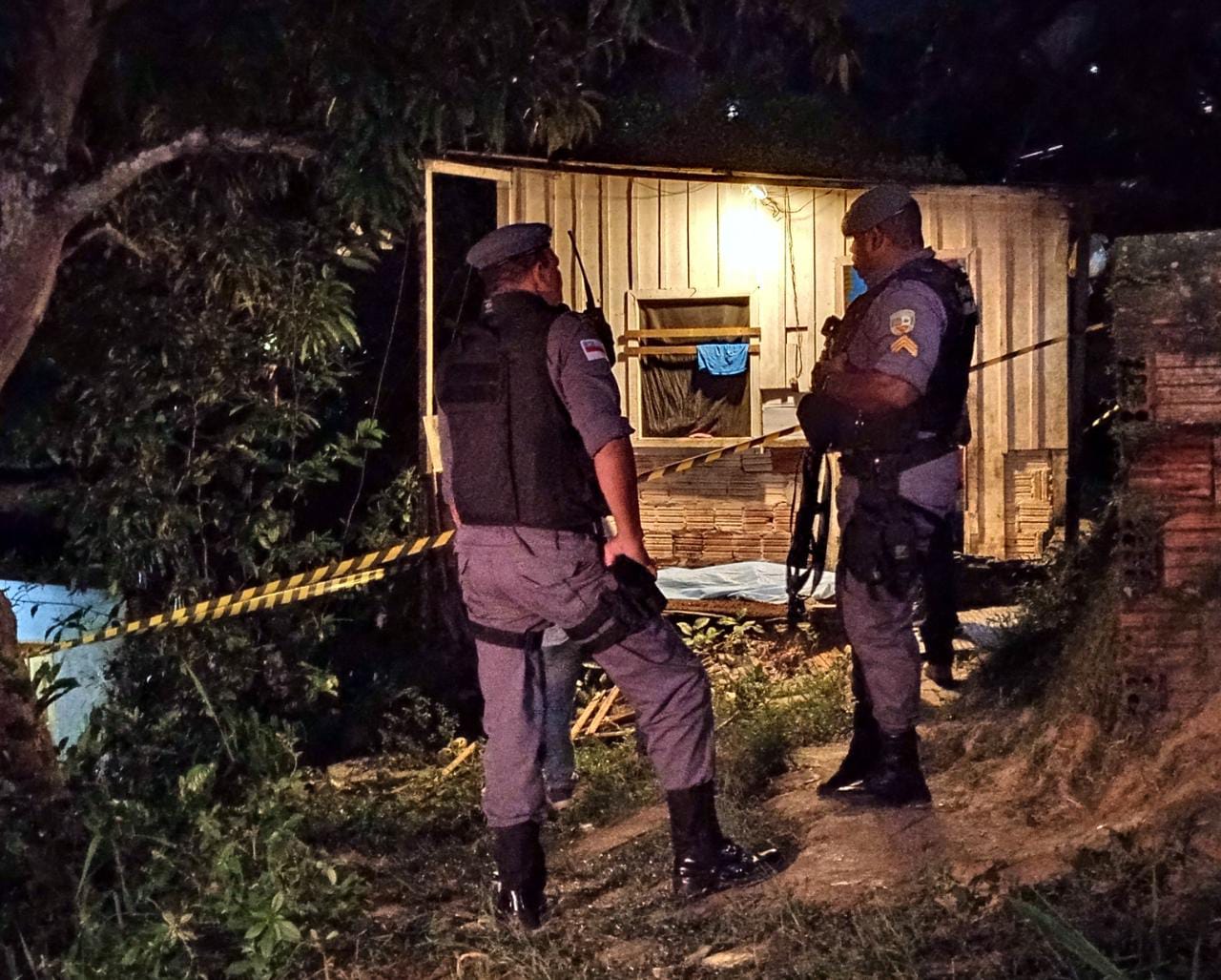Criminosos invadem casa e matam mulher a tiros na frente das filhas em Manaus