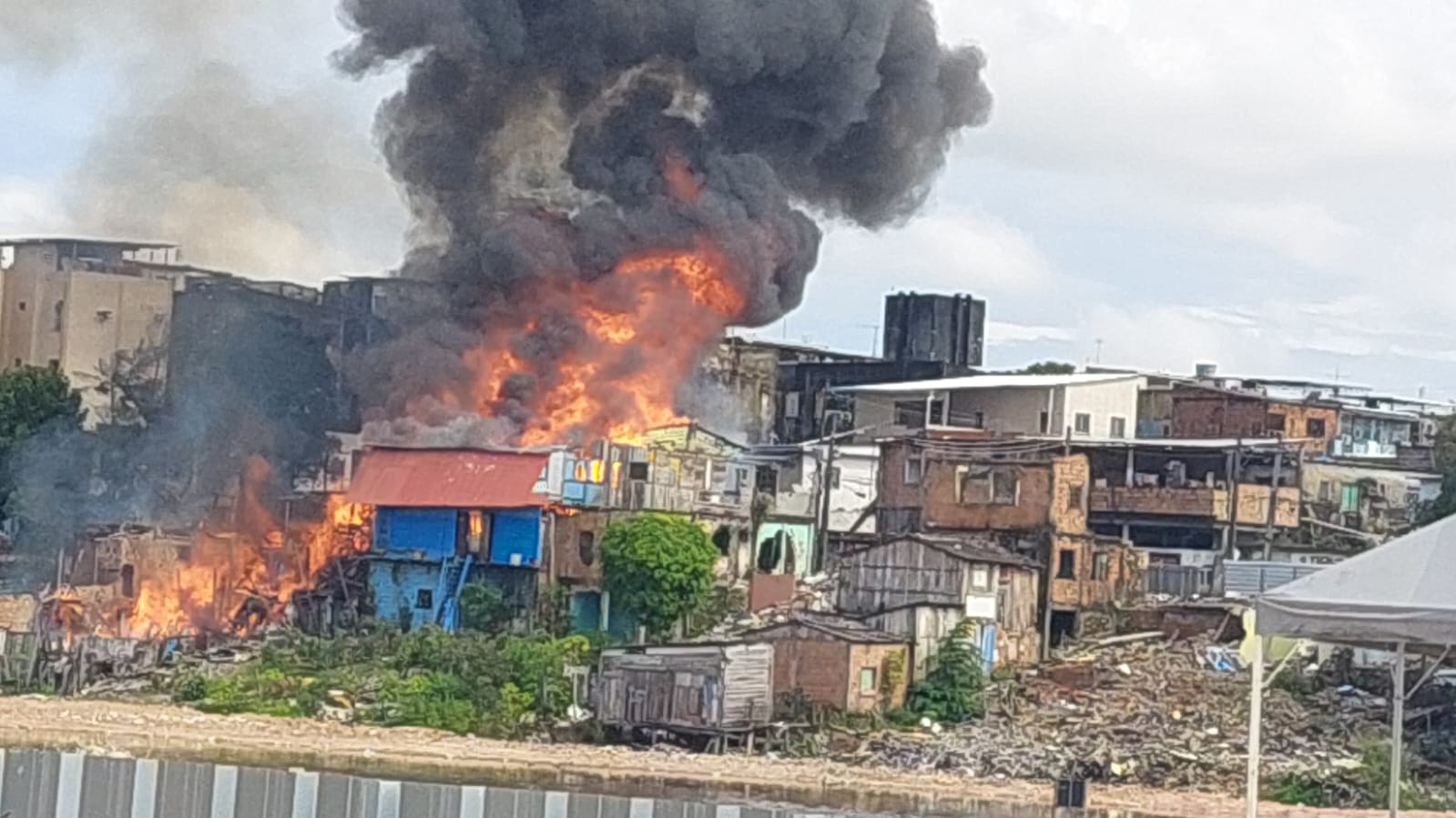 Incêndio destrói casas e se alastra em bairro de Manaus; vídeos