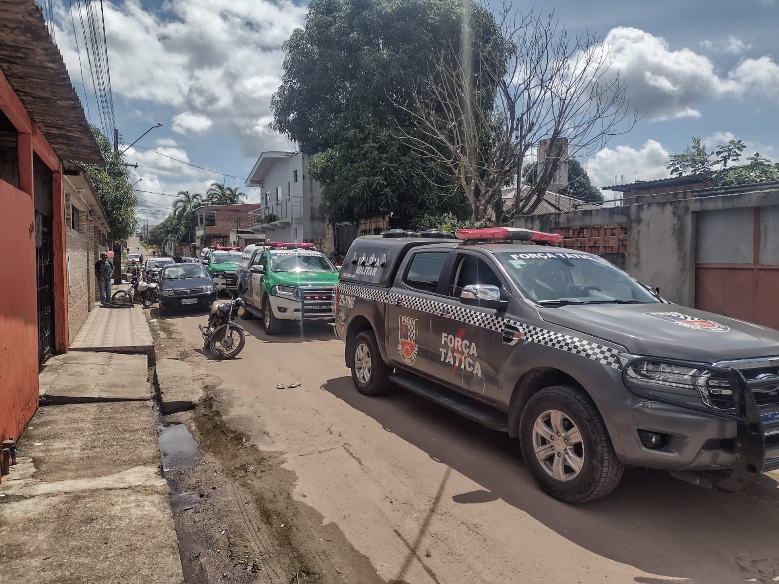 Grupo invadiu casa e executou dupla em Manaus; Terceiro foi baleado