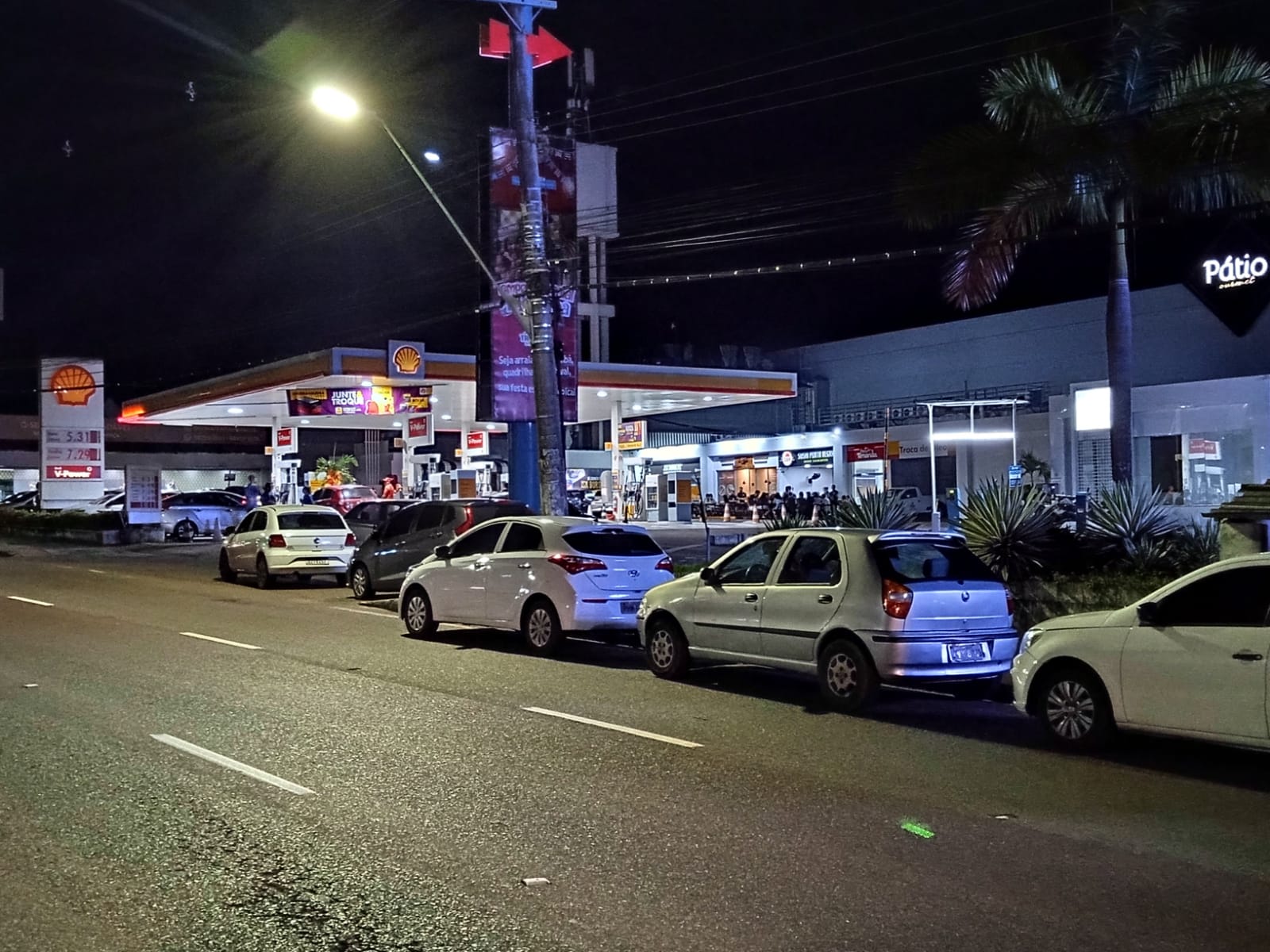 Motoristas fazem fila em posto de Manaus na véspera da venda de gasolina a R$ 5,88