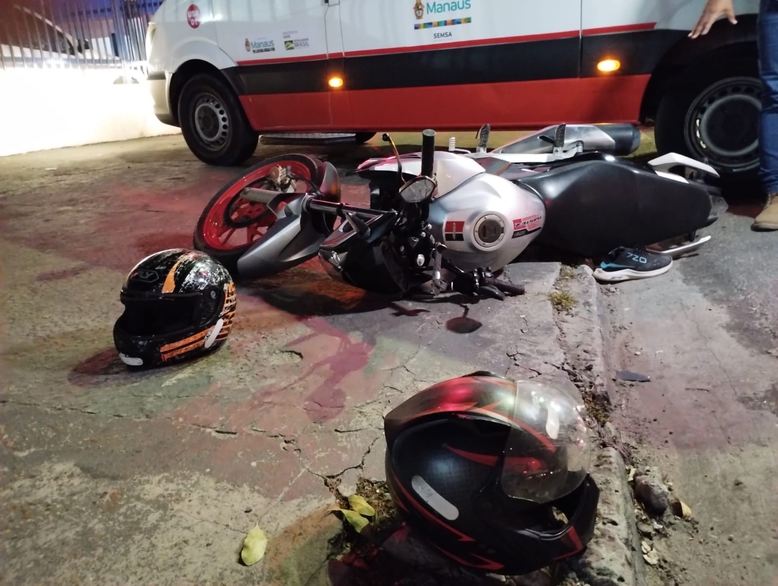 Roda de ônibus passa por cima da perna de vítima em acidente com moto em Manaus