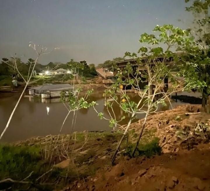 Mais uma ponte cai na BR-319 e causa desespero no Amazonas; veja vídeos