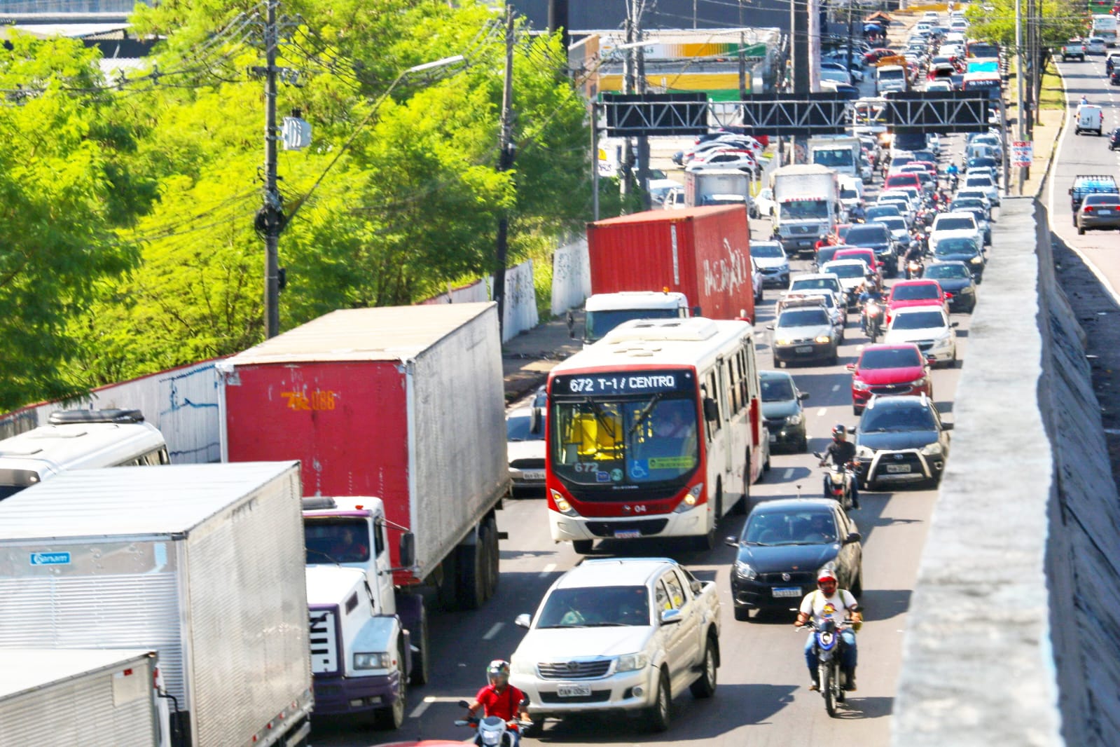 Obra na Bola do Coroado deixa trânsito caótico em avenida de Manaus