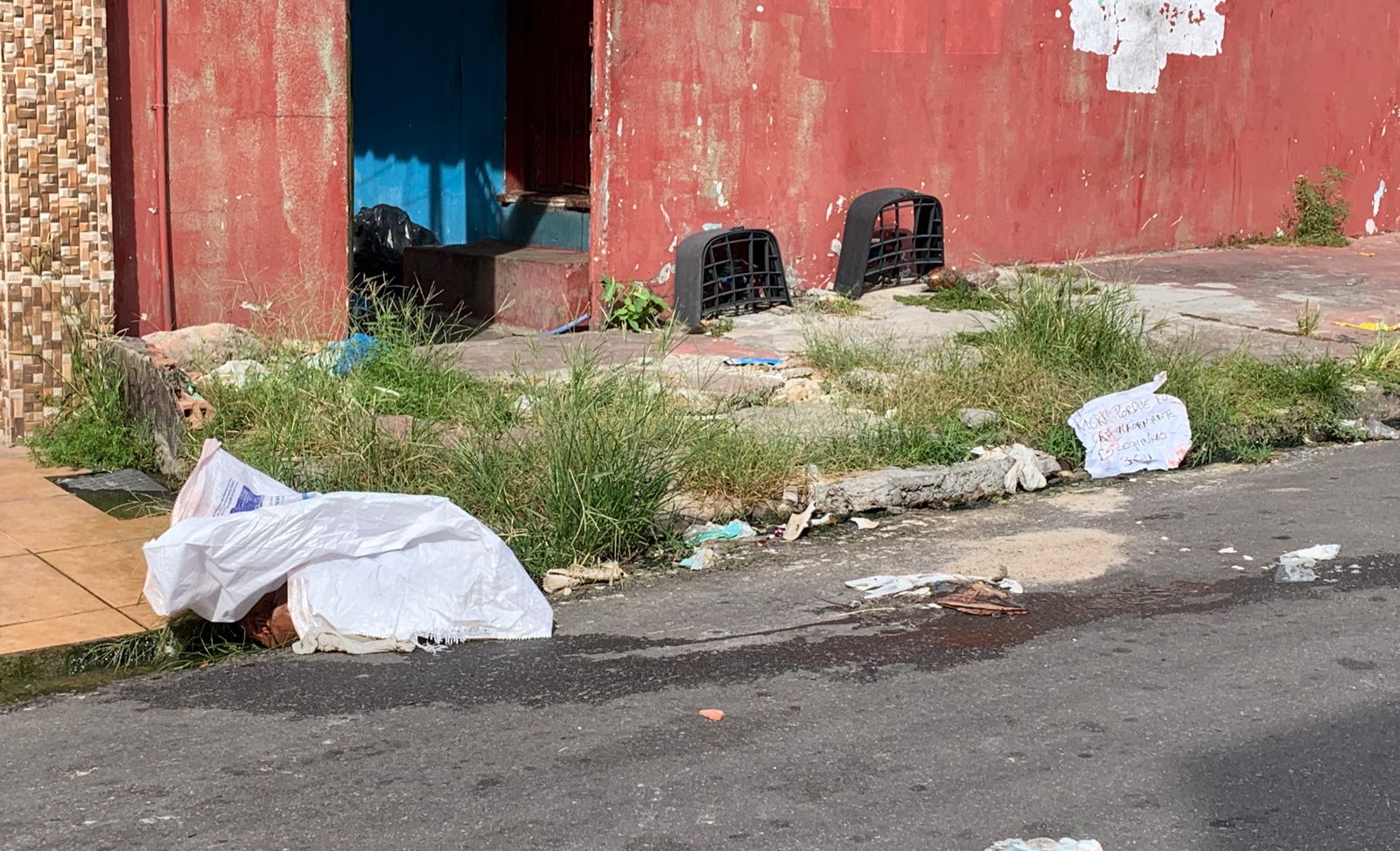 Sem nariz e orelha, cabeça é encontrada dentro de saco com bilhete em Manaus