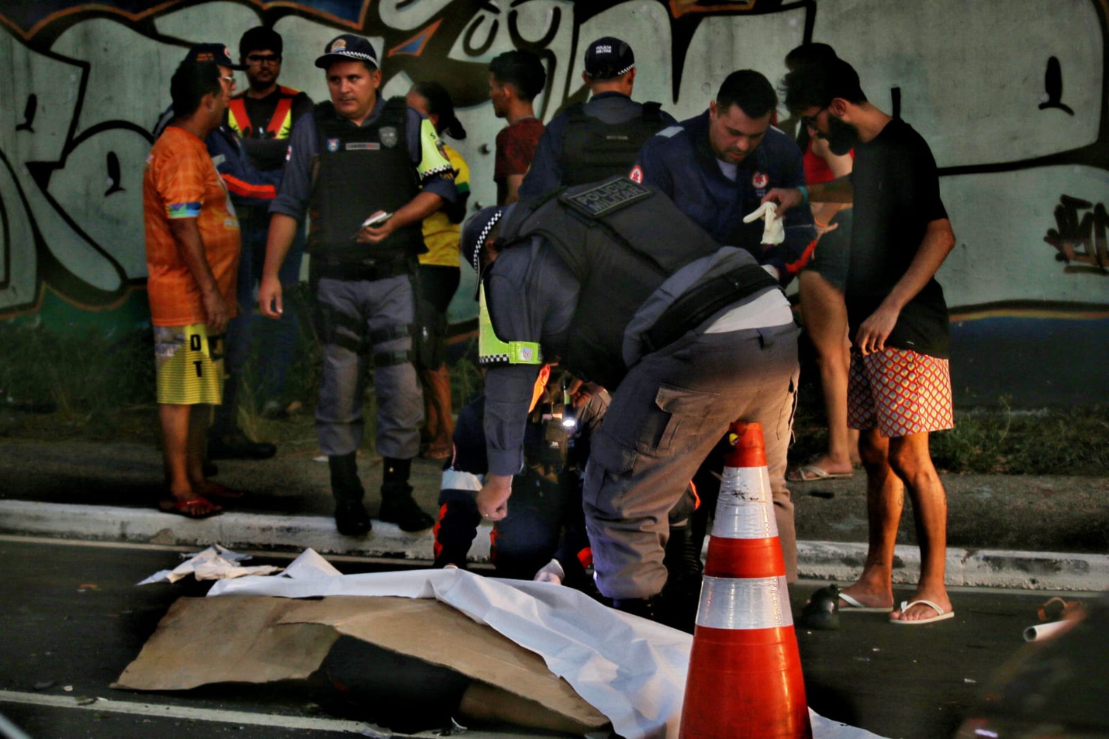 Carro invade contramão e atinge motociclista por app em Manaus; passageira morreu