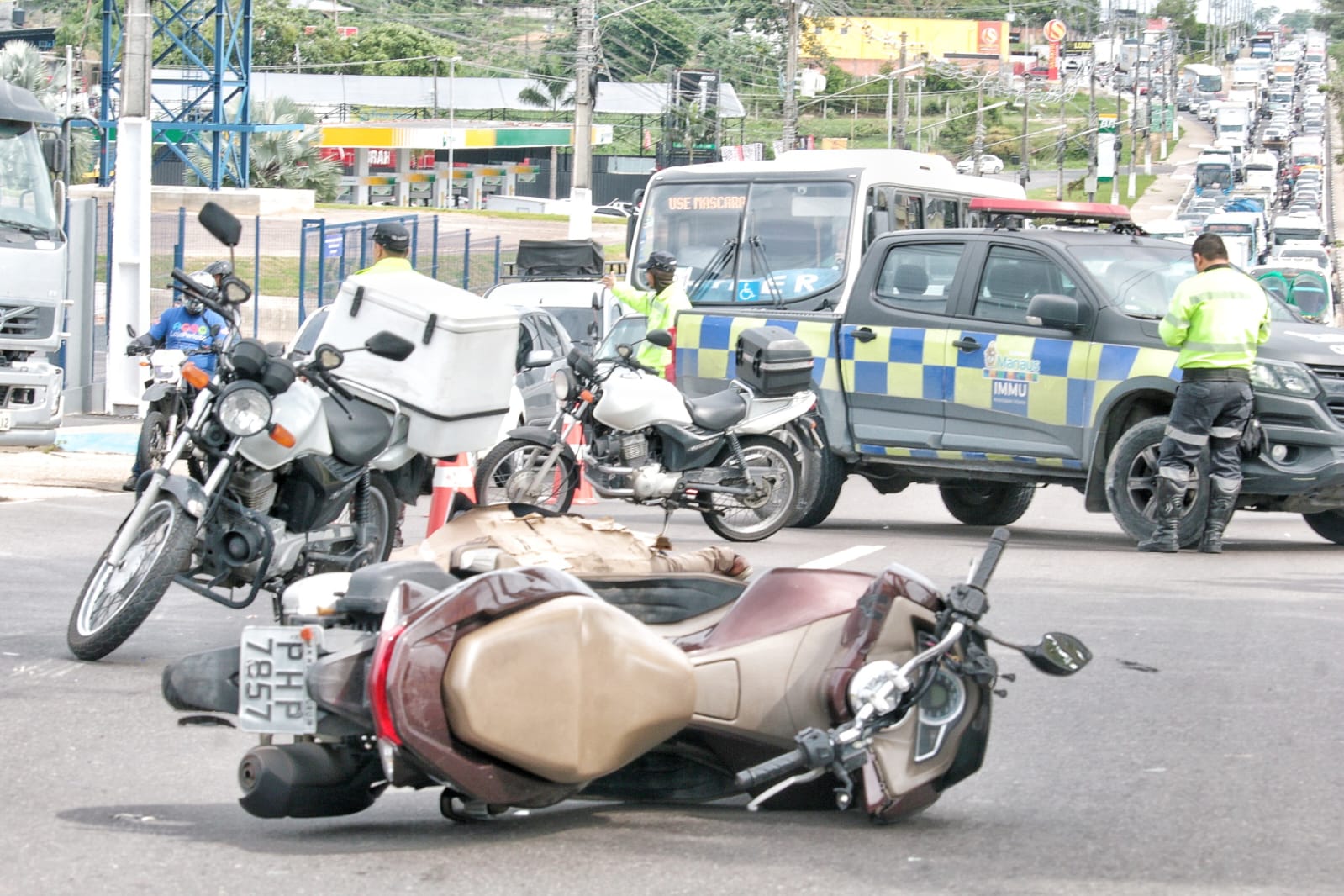 Motociclista tem cabeça esmagada por caminhão em acidente na Avenida das Torres