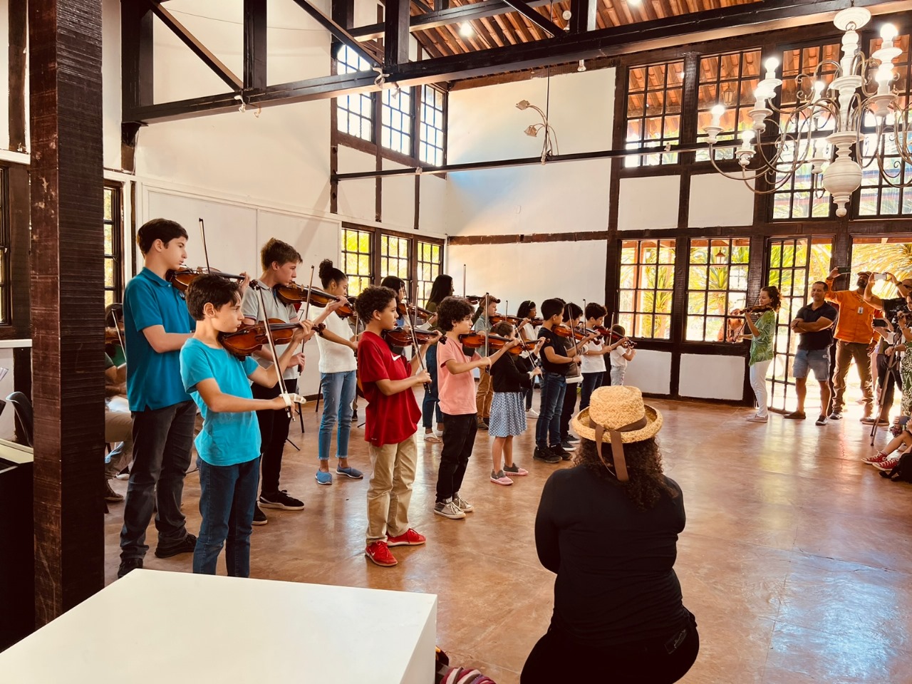 Com entrada gratuita, espetáculo com violonistas acontece neste sábado em Manaus