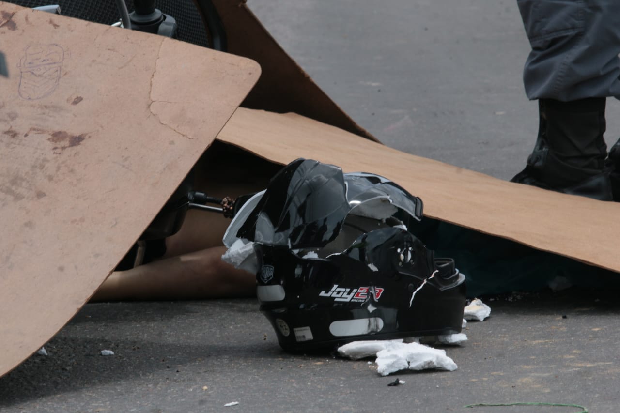 Mulher tem cabeça esmagada por carreta ao cair de motocicleta na Torquato