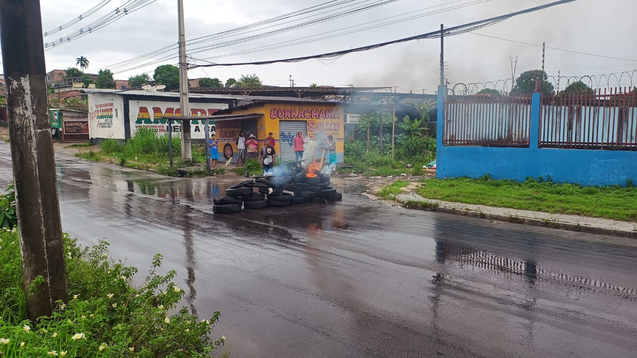 Moradores protestam após casas e postes serem levados por enxurrada no Santa Etelvina
