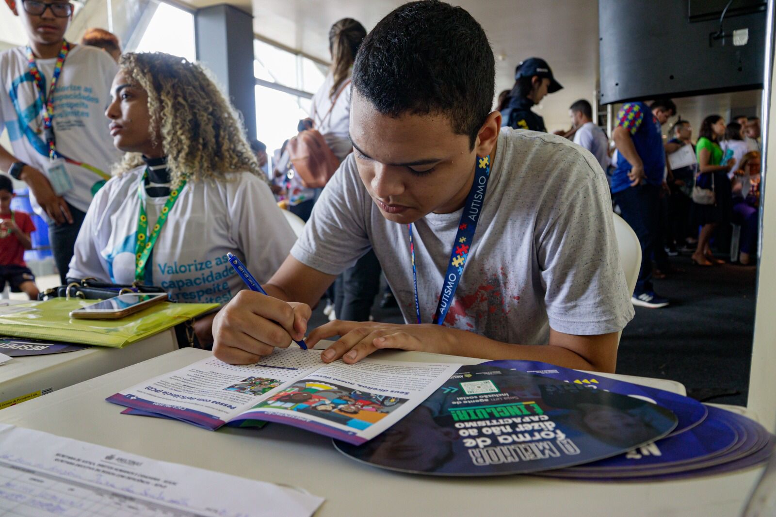 Ação oferta emissão da carteira de pessoa com autismo em shopping de Manaus