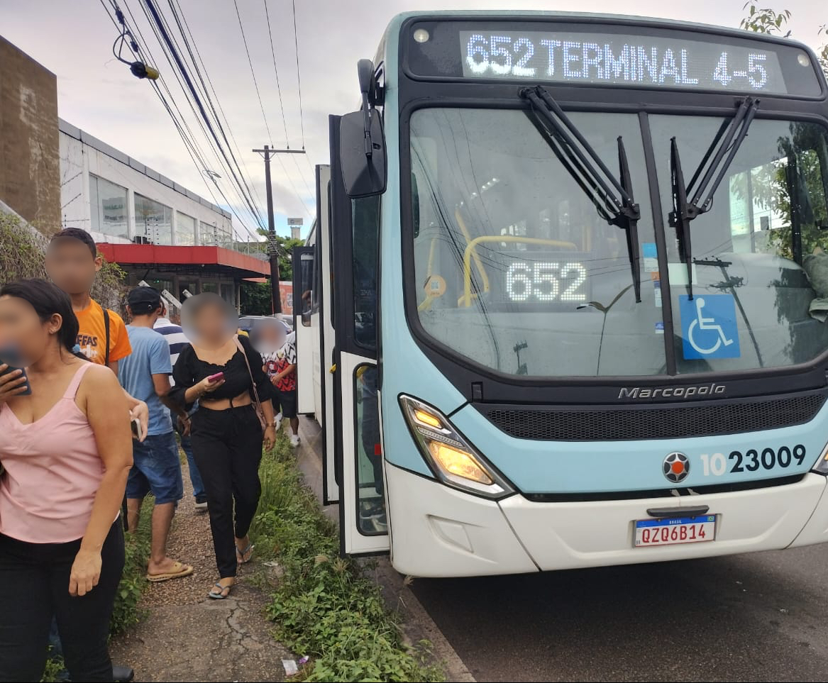Criminosos tocam o terror em assalto a ônibus na Av. Rodrigo Otávio