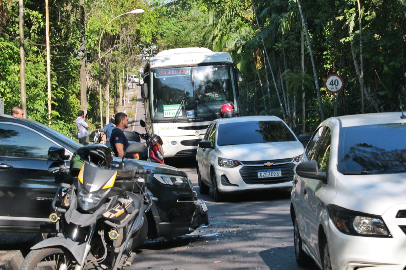 Acidente com três carros na Ufam deixa Avenida Rodrigo Otávio intrafegável
