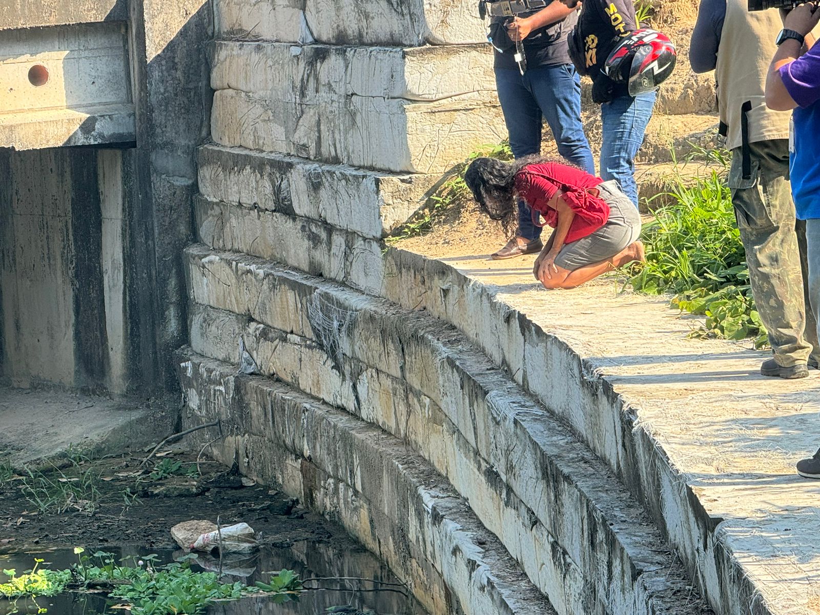 Mulher se desespera ao ver homem morto em igarapé no Tarumã