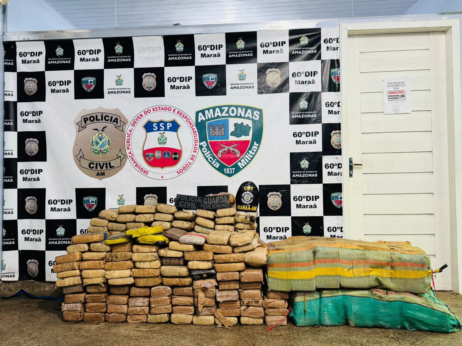 Tripulantes de barco são flagrados em vídeo embarcando drogas em Japurá