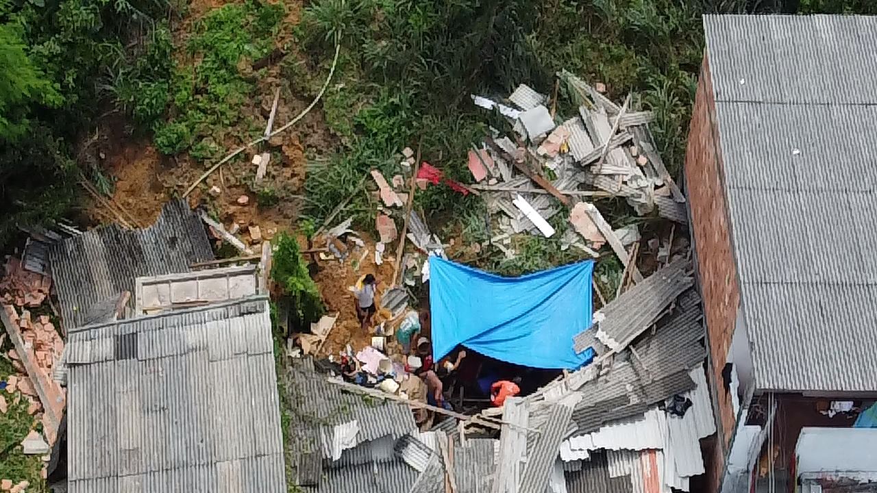 Moradores ficam soterrados após casas desabarem na Redenção