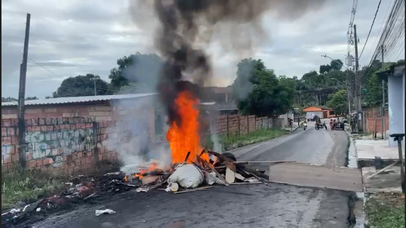 Moradores protestam após alagamento de casas na zona norte de Manaus; vídeo