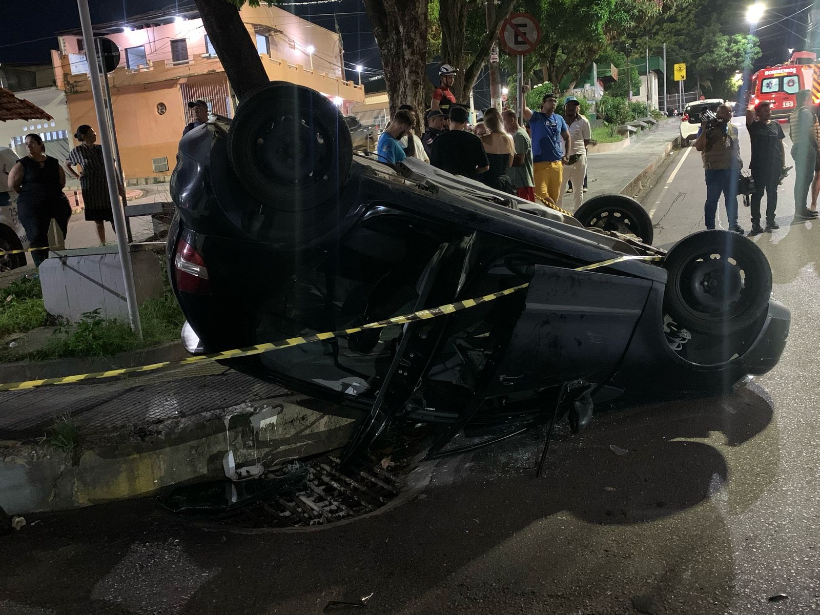 Carro capota em acidente no Eldorado; criança e cinco adultos são socorridos