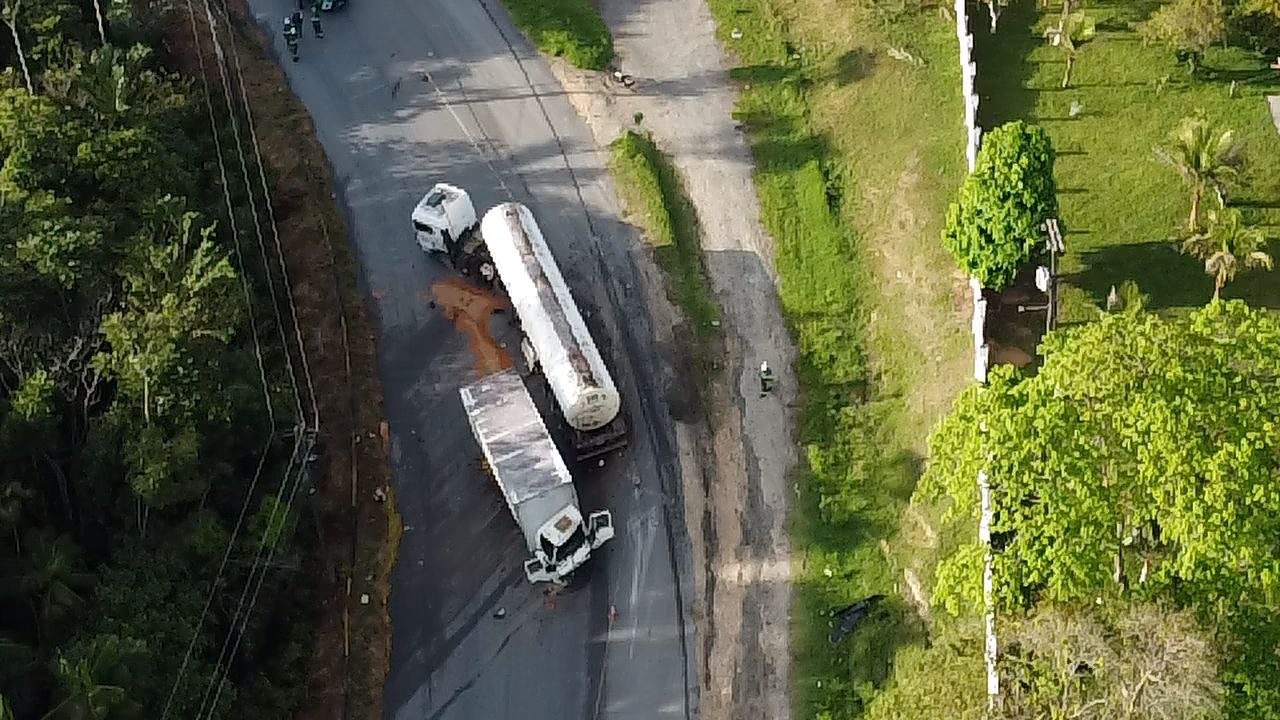 Acidente entre carreta e caminhão deixa trecho da AM-010 parcialmente bloqueado