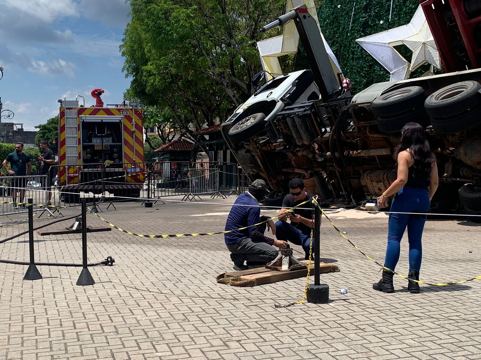 “Falha em operação" pode ter causado acidente fatal na montagem de árvore no Largo,  diz governo