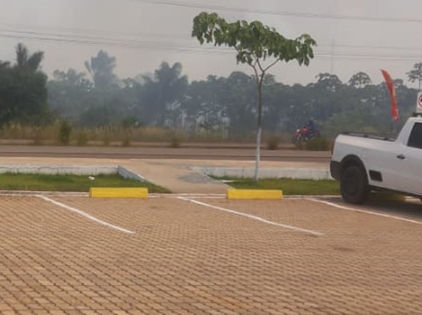 Incêndio destrói área verde próximo a Ponte Rio Negro no Amazonas