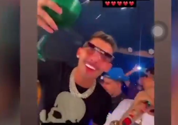 Vídeo mostra Bruxo, do Forró com Respeito, comemorando aniversário no palco em Manaus