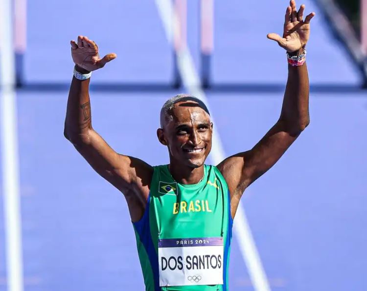 Alisson Santos estreia com vitória e está na semifinal dos 400m com barreira