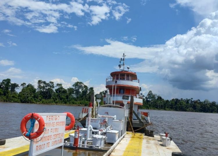 Comandante é detido com 330 mil litros de combustível ilegal em barco no Amazonas