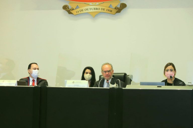 Presidente do TCE-AM se emociona em despedida do cargo na última sessão de 2021