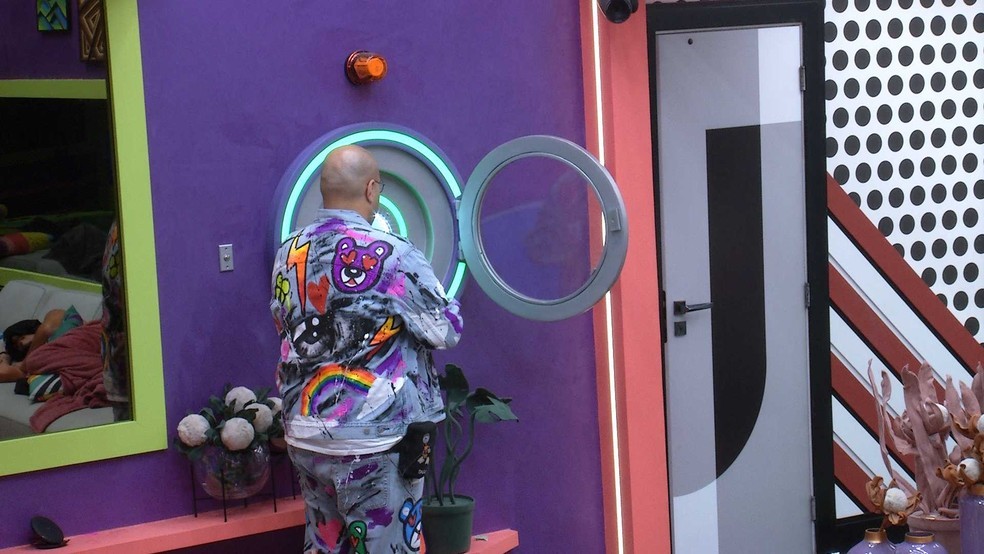 Tiago Abravanel aperta botão de desistência do BBB22 