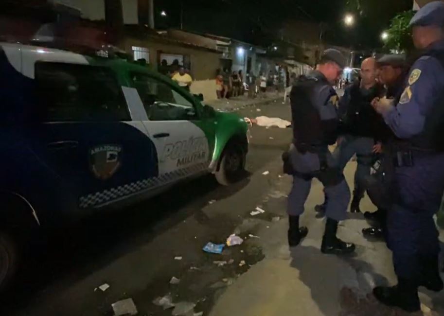 Bingo de rua termina com homem morto a tiros na frente de participantes em Manaus