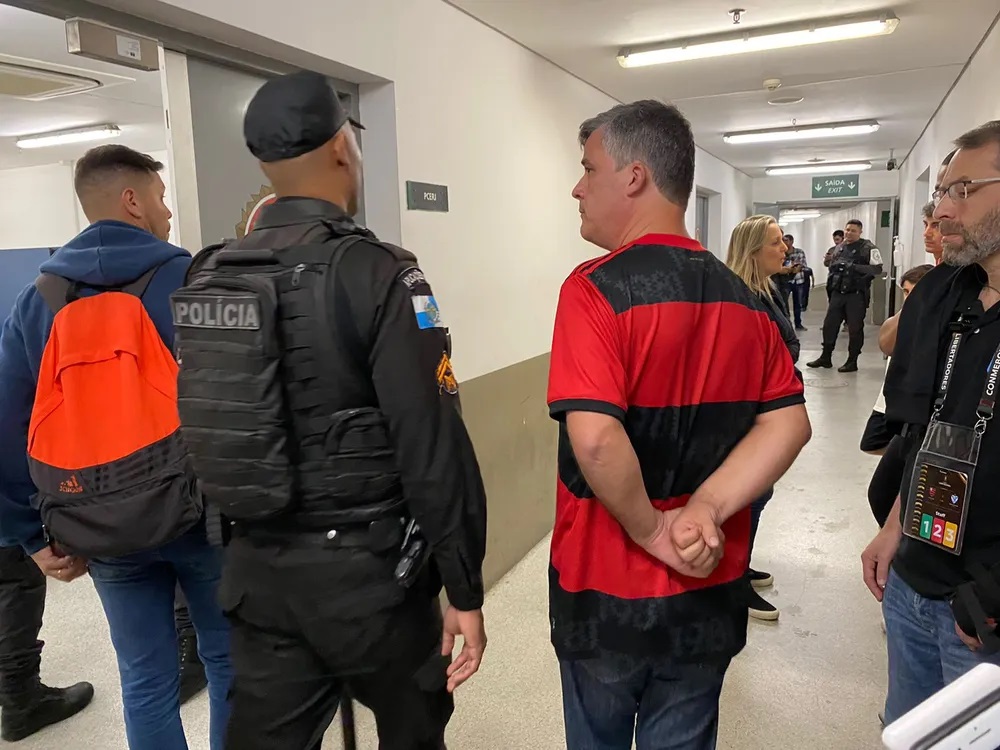 Torcedor do Flamengo é detido após assediar repórter antes da semifinal da Libertadores 