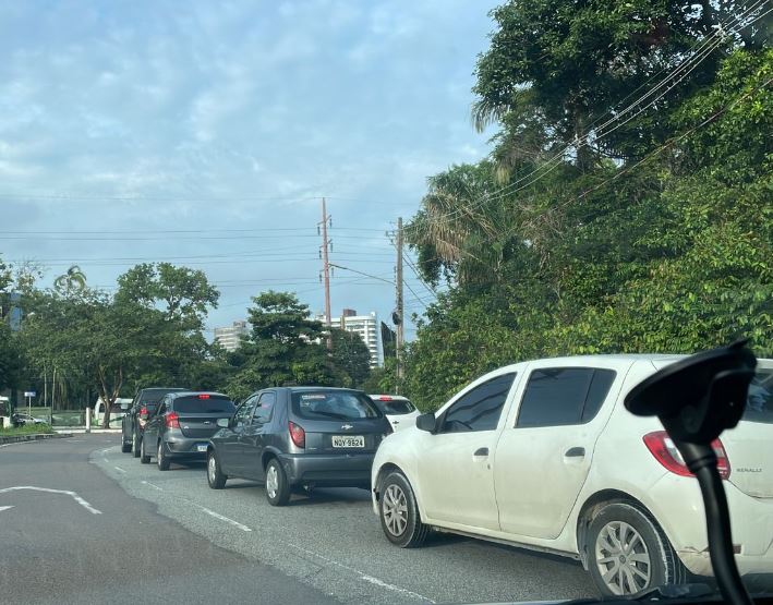 Ônibus em pane causa congestionamento quilométrico na Av. Mário Ypiranga 