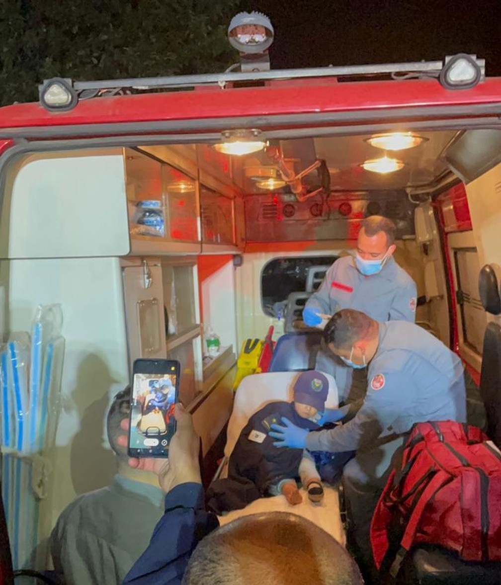 Menino é encontrado após cachorro da família acompanhá-lo no meio de plantação