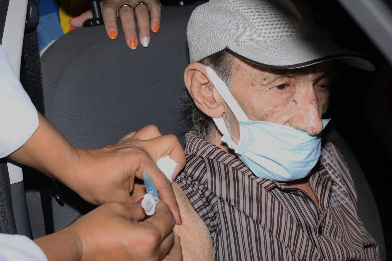 Covid: dois postos de vacinação vão funcionar neste domingo em Manaus