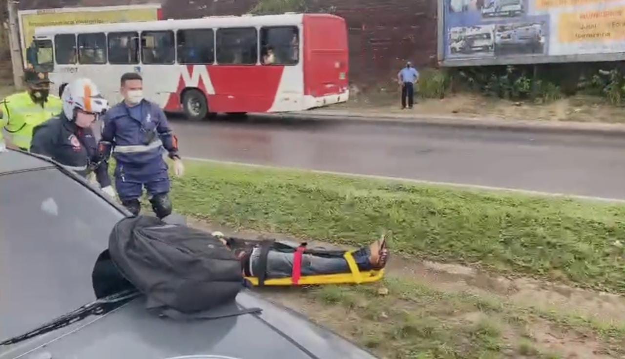 Acidente violento deixa vítima presa em ferragens em Manaus