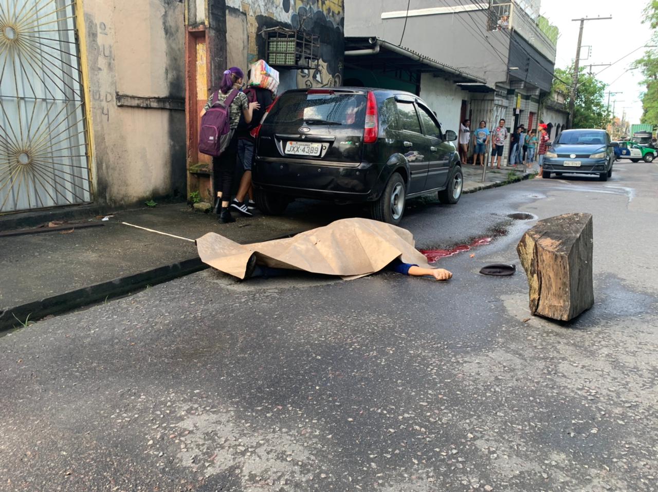 Homem escorrega de calçada e tem cabeça esmagada por rota do Distrito em Manaus