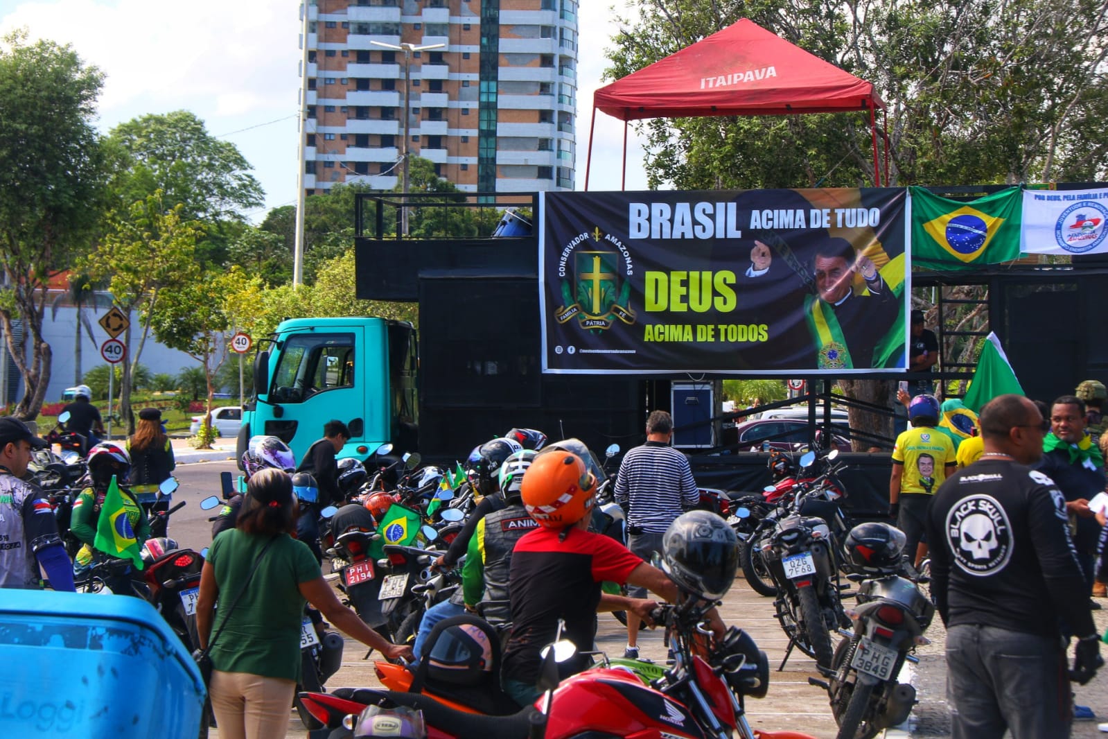Sem Bolsonaro, motociata em Manaus reúne cerca de 100 pessoas; veja vídeo