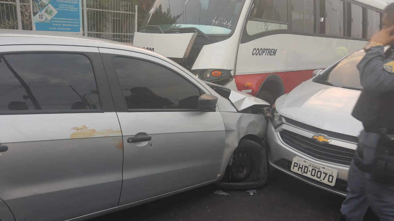 Acidente entre 4 veículos causa caos e desespero em avenida de Manaus