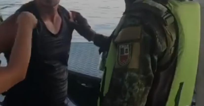 Homem é preso por espancar mulher e intimidar delegada em flutuante de Manaus