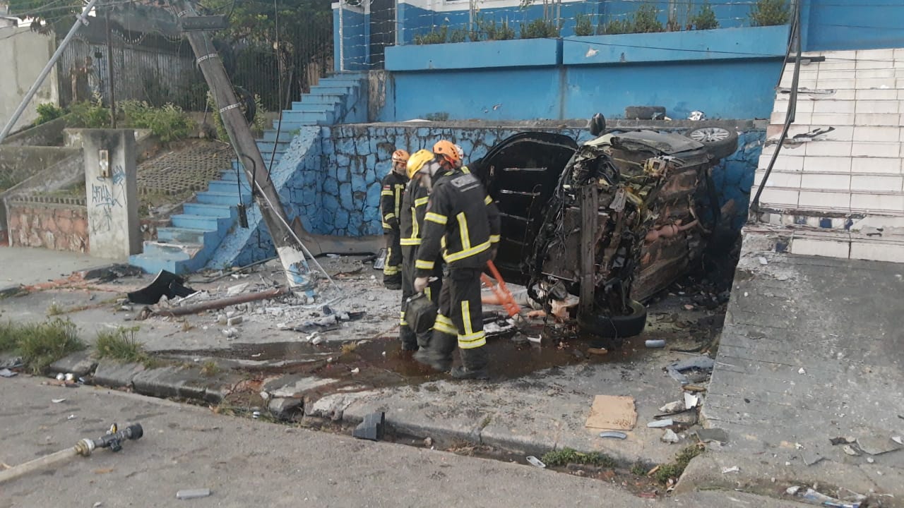 Homem morre esmagado após carro capotar sobre ele em Manaus