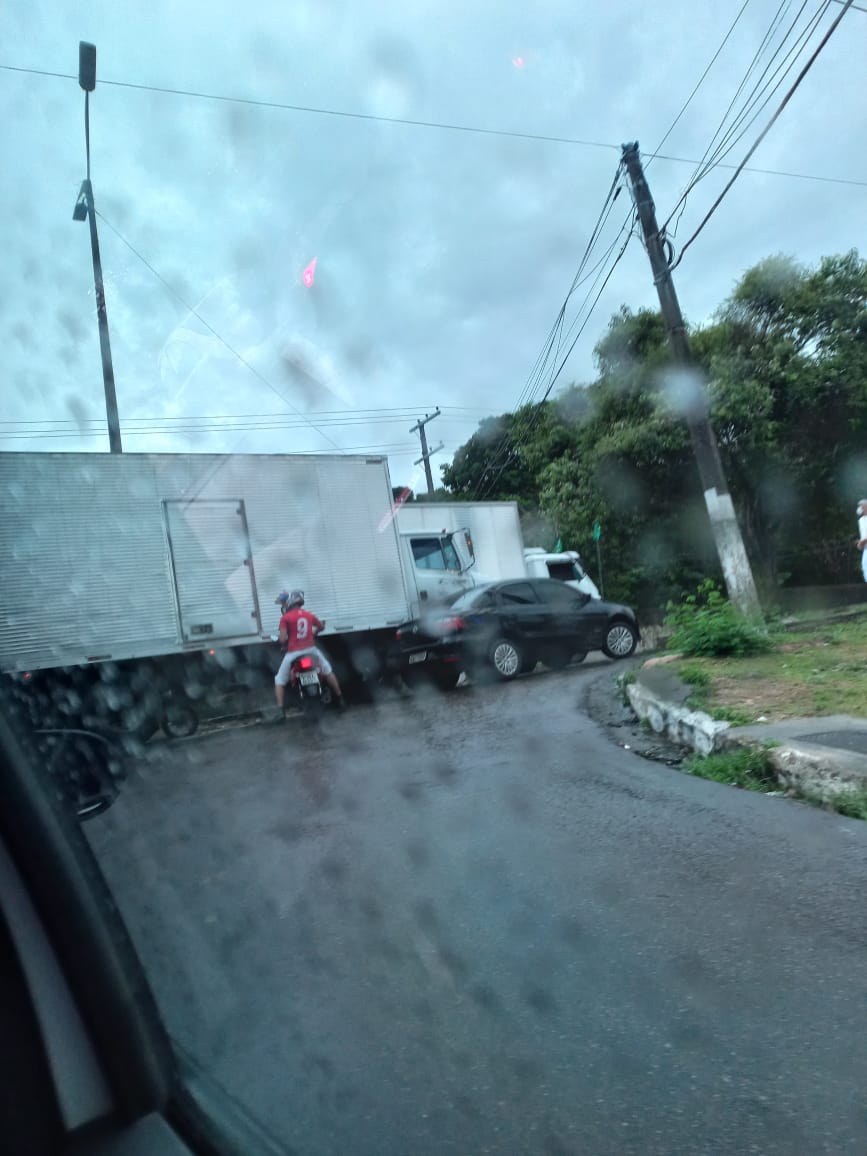 Acidente na avenida Rodrigo Otávio deixa trânsito caótico em Manaus