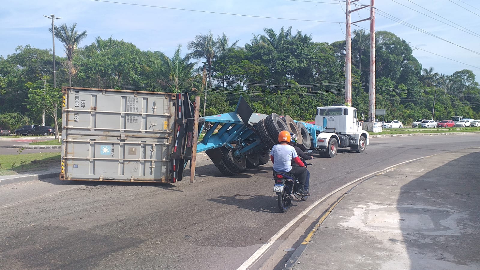 Outra carreta tomba e congestiona trânsito em Manaus