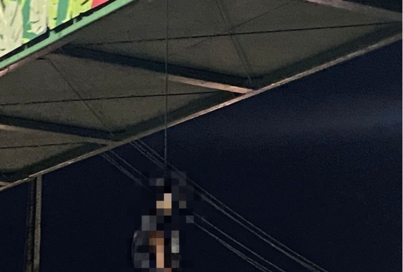 Corpo de homem encapuzado é pendurado em passarela de Manaus