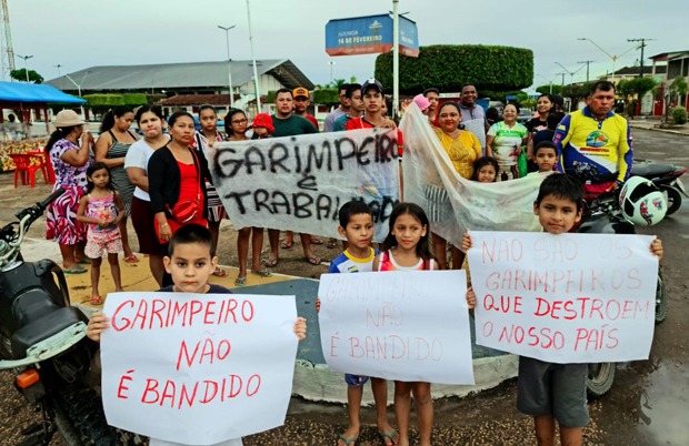 Famílias de garimpeiros ficam desabrigadas após queima de balsas pela PF no Amazonas