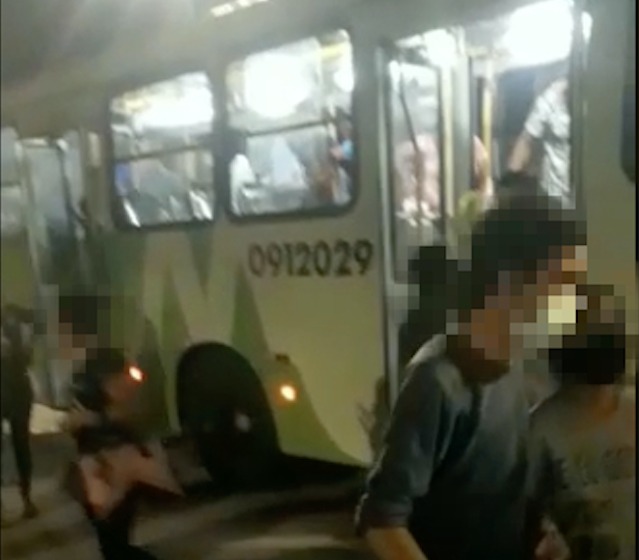 Grávida passa mal após assalto a ônibus da linha 439 em Manaus; veja vídeo