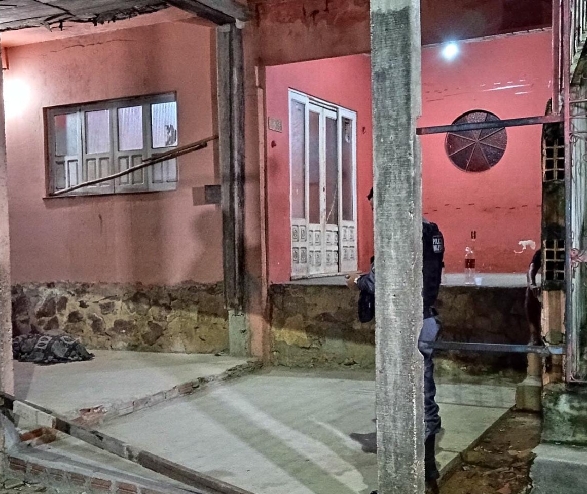 Homem é assassinado a tiros em frente à própria casa em Manaus
