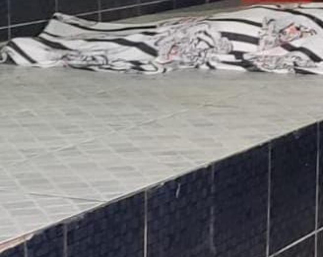 Homem morre em calçada de Manaus após ser surpreendido a tiros por assassinos