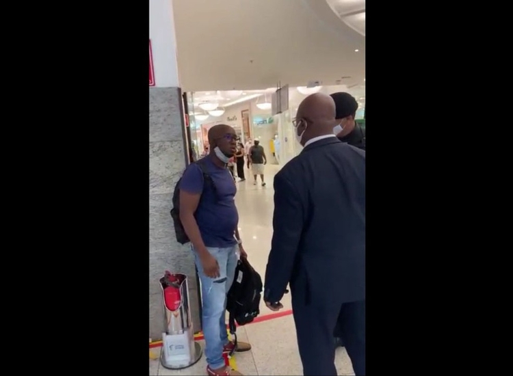 Loja que acusou homem negro de roubar a própria mochila terá de indenizar cliente
