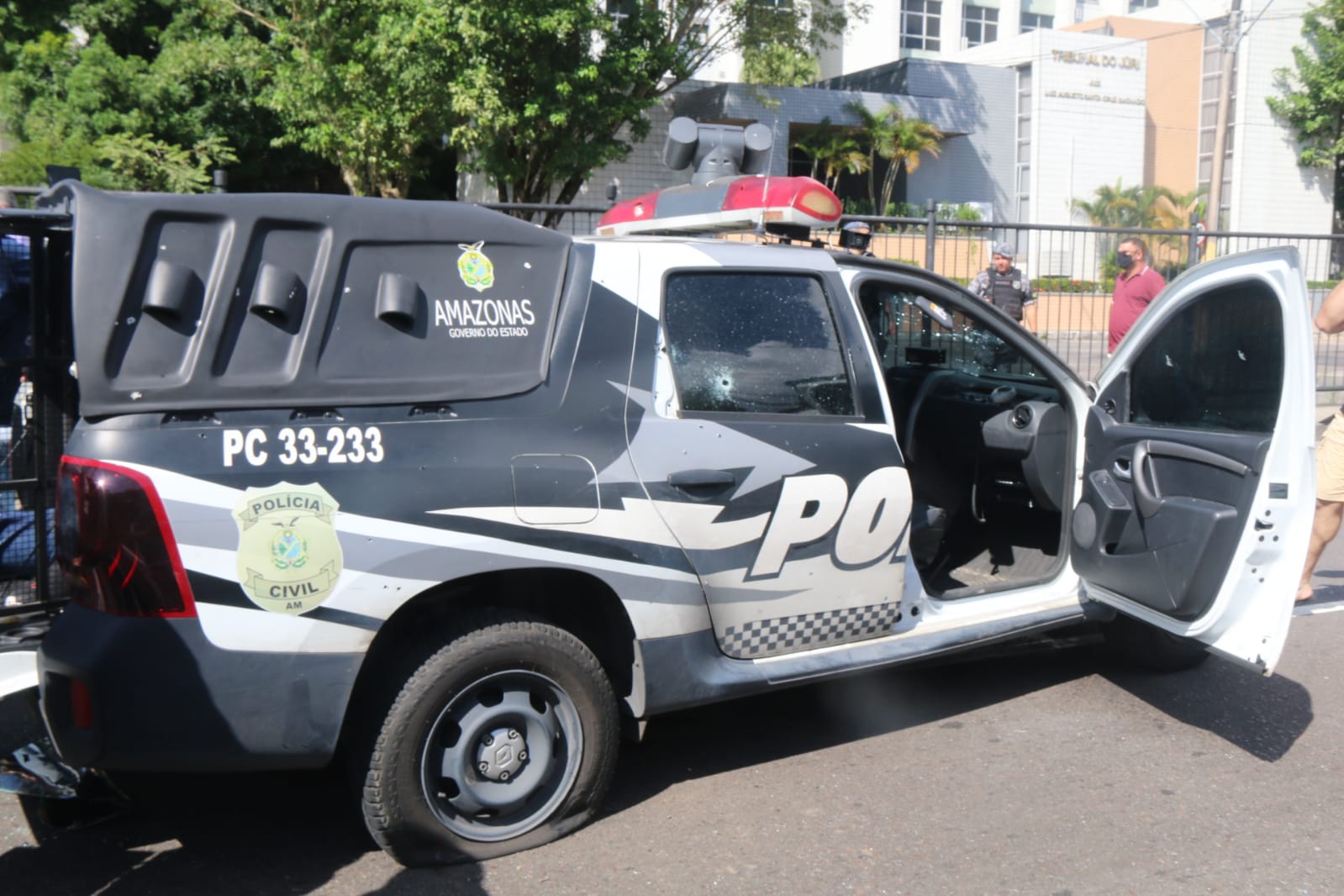 Policiais feridos em ataque à viatura recebem alta de hospital em Manaus 